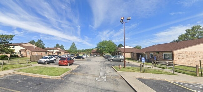 Building Photo - 655 S Poe Rd