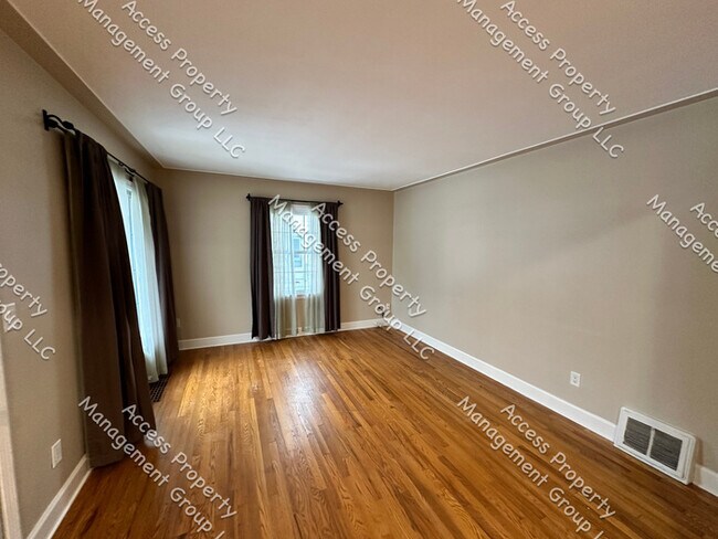 Building Photo - Great NE Side Updated Home By Huff Park