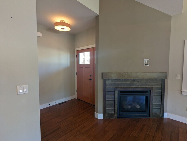 Building Photo - Gorgeous 3x2 in NW Bend w/ a double-car garage and island kitchen