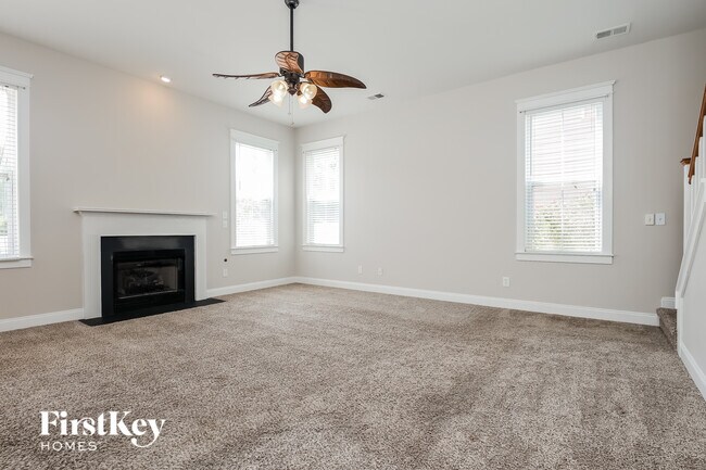 Foto del edificio - 228 Silverwood Ln