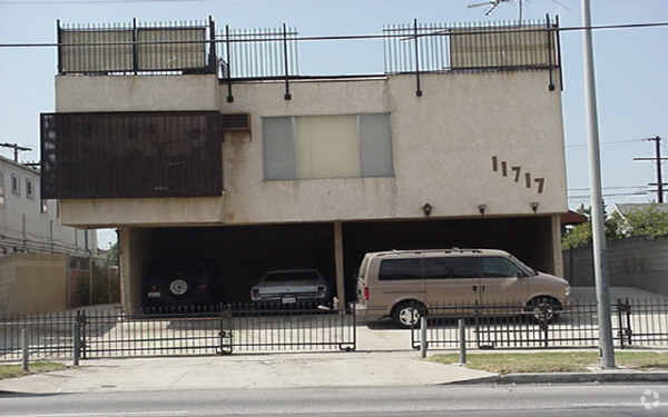 Foto principal - 11717 S Figueroa St