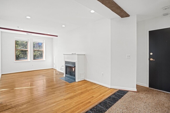 Foto del edificio - 2 Bedroom Beauty in Bloomingdale! Pets Wel...