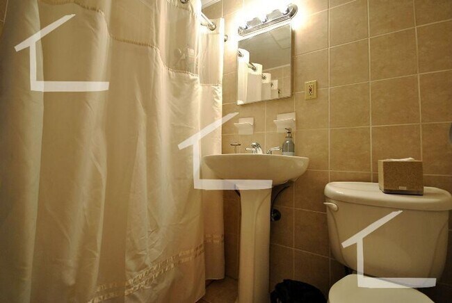 Building Photo - Charming 1 Bedroom-No Broker Fee