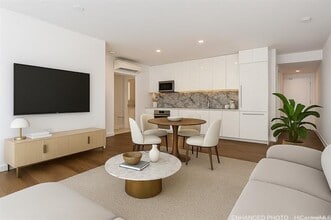 Building Photo - 987 Queen St