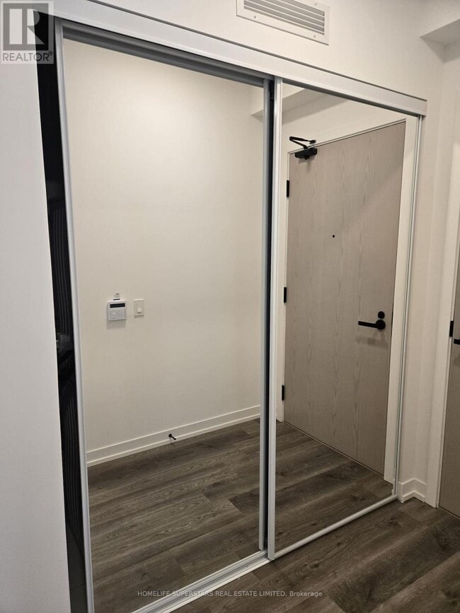 Photo du bâtiment - 8 Interchange Wy