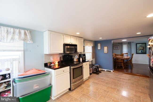 Building Photo - 113 Maple Ave