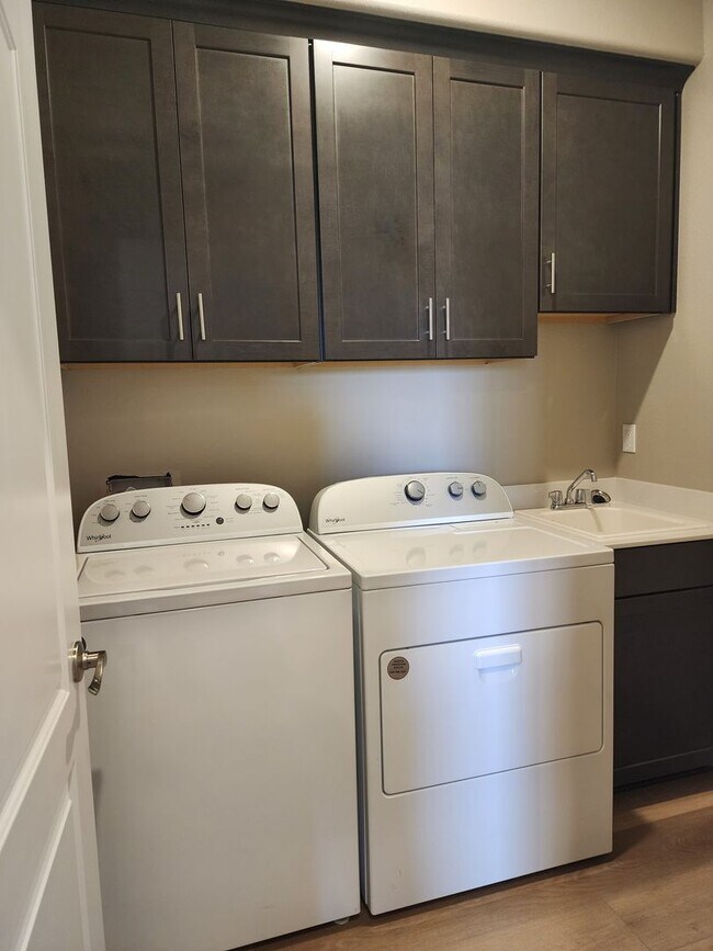 Foto del edificio - 4/2.5 Modern & Beautiful Townhome in Minden