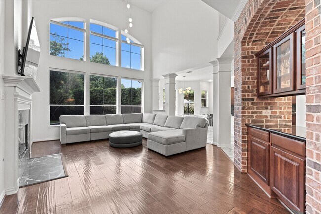 Building Photo - 18 Degas Park Dr