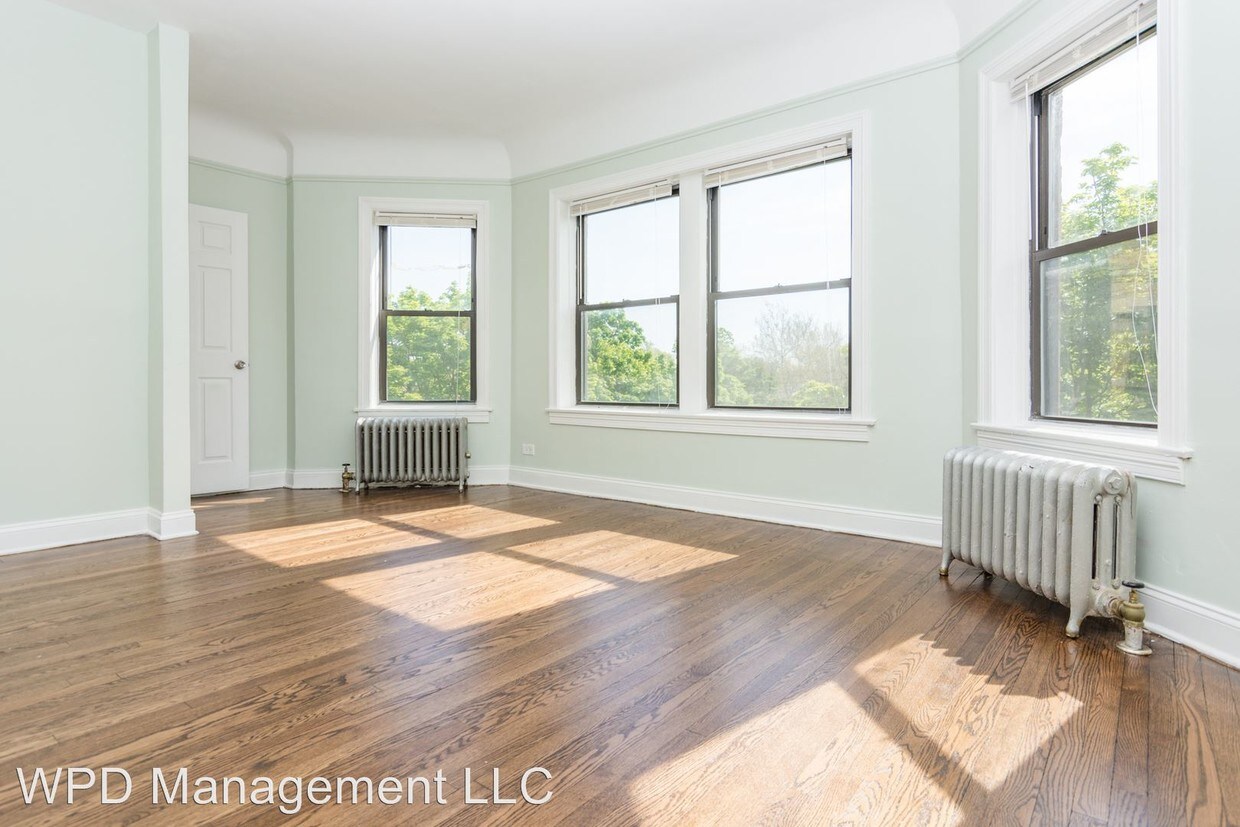 Foto principal - 8100 S Essex Ave
