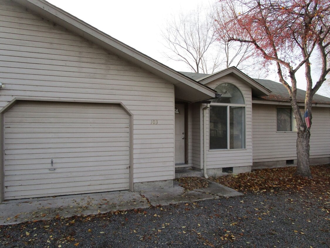 Primary Photo - 2 Bedroom Duplex Near Library - Water/Sewe...