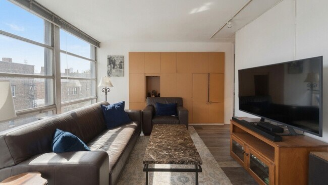Foto del edificio - 2400 N Lakeview Ave