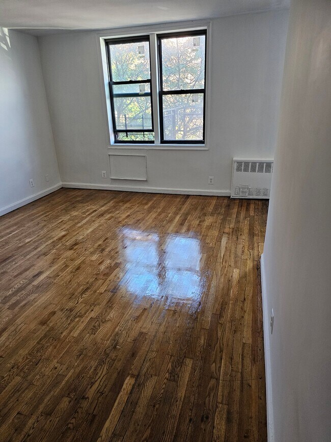 Foto del edificio - 84-16 Elmhurst Ave