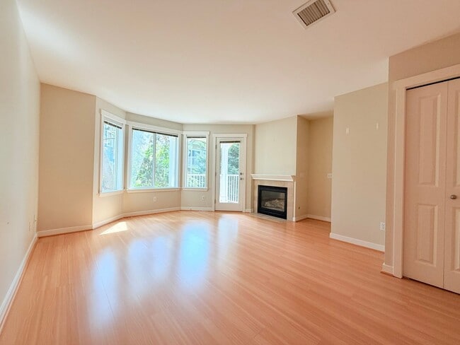 Building Photo - Like new three-bedroom townhome minutes to Shoreline light rail station.