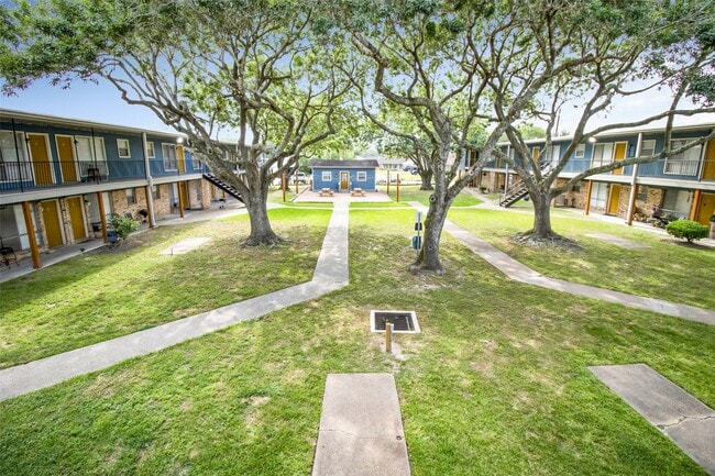 Building Photo - 1305 Memorial Dr