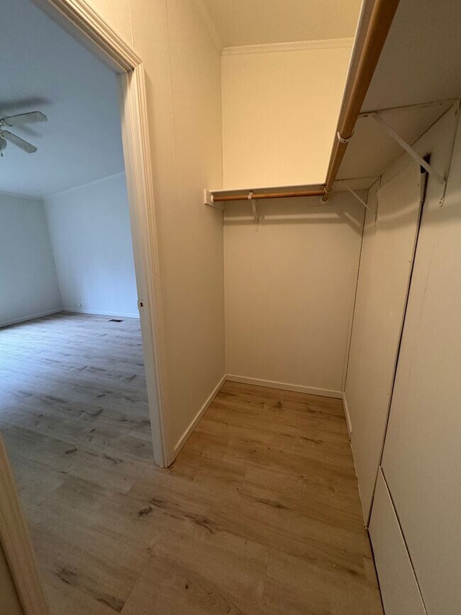 Foto del edificio - Quaint 4-Bedroom/2 Bath Property in Amboy, Available Now!