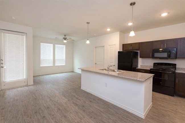Building Photo - 2401 Golden Heights Rd
