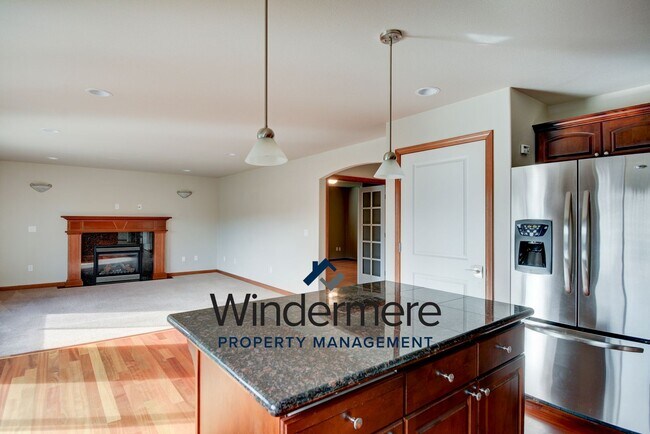 Building Photo - Spacious 4 bedroom 2.5 bathroom