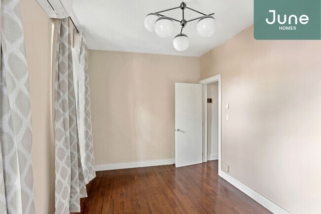 Foto del edificio - Queen room in 3-bed/1.0-bath Home