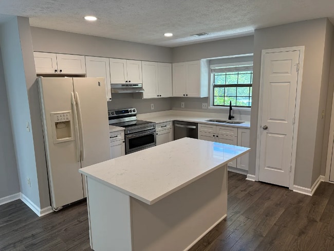 Building Photo - 5085 Village Green Way