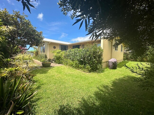 Foto del edificio - Furnished 3-Bedroom Home in Waimea – Peaceful & Move-In Ready