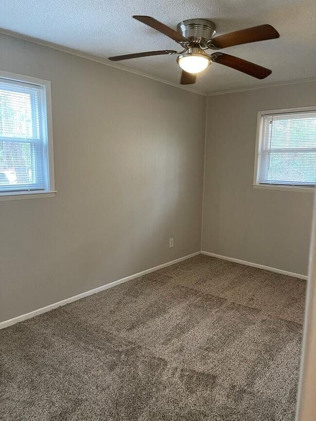 Building Photo - NOW AVAILABLE! - 204 Chesterfield Ct, Lees...