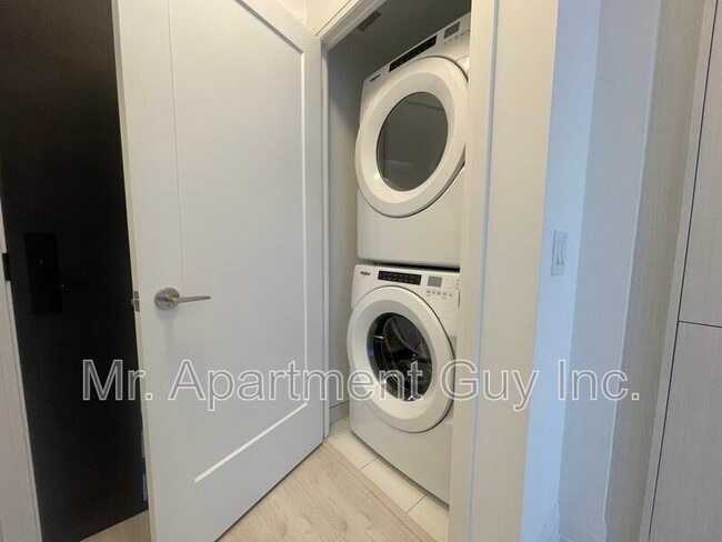 Building Photo - 20 Soudan Ave