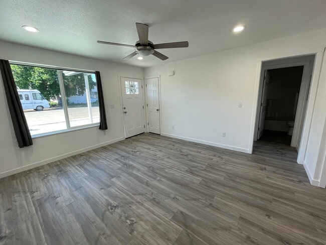 Building Photo - Brand new Apartment in Riddle