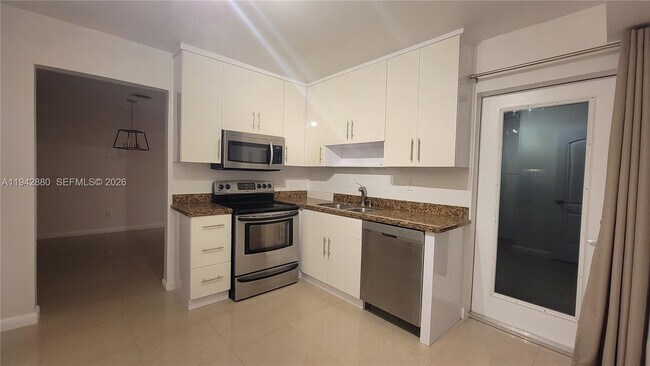 Foto del edificio - 670 NE 179th Terrace