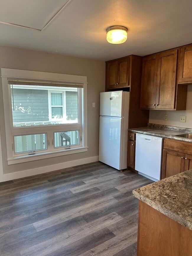 Building Photo - 619 Bowery St