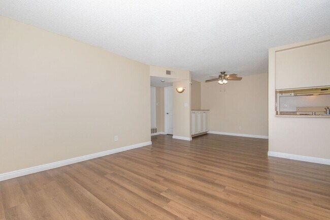Foto del edificio - Stop by today at the 1 bed / 1 bath of you...