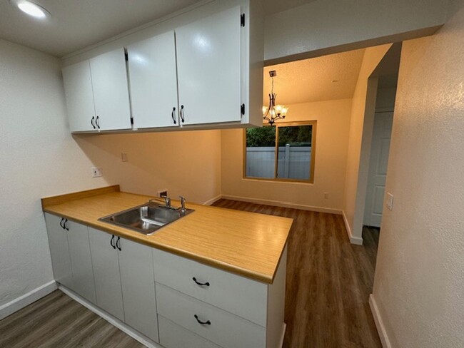 Building Photo - Beautiful 3 Bedroom, 1.5 Bath Townhome Ava...