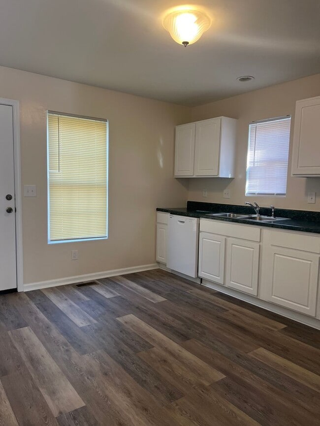 Building Photo - 408 Snow St