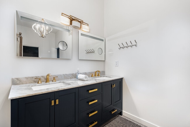 Building Photo - 4006 Apple Valley Dr