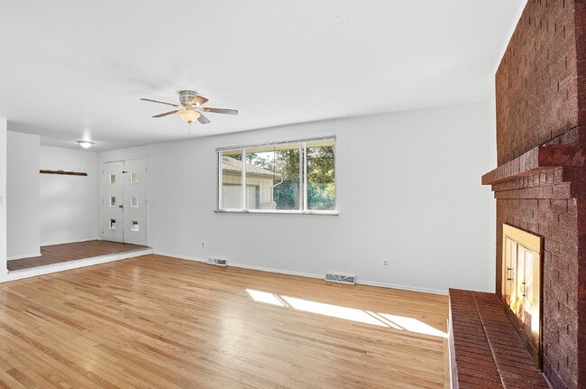 Foto del edificio - $2,695.95, 3-Bed, 2-Bath, Ranch House in Littleton with Great Fenced in Yard!
