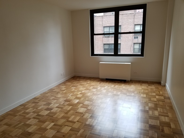 Foto principal - 333 E 49th St