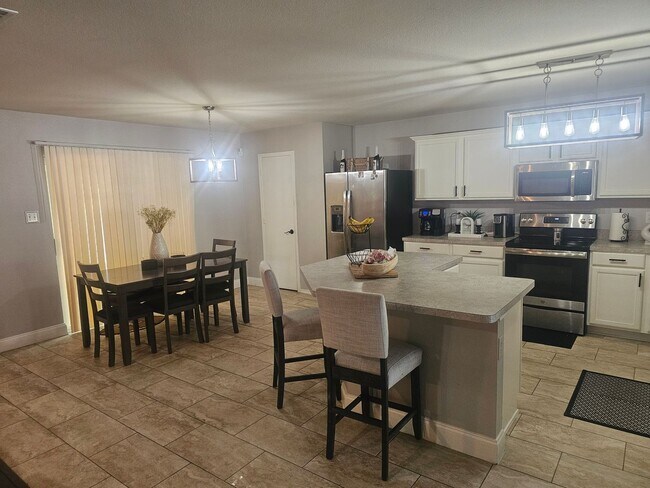 Foto del edificio - 3 BR/2.5BA | Updated Single Family Home | 2-Car Garage Parking | In Grand Prairie!