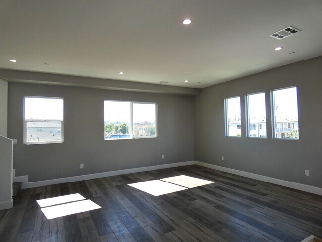 Building Photo - 1626 S La Brea Ave