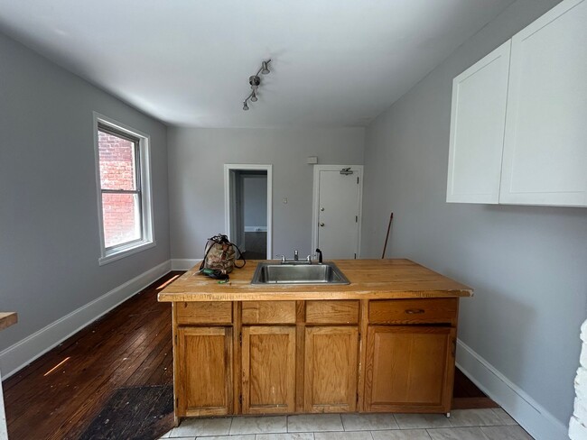 Foto del edificio - 516 W Queen Ln
