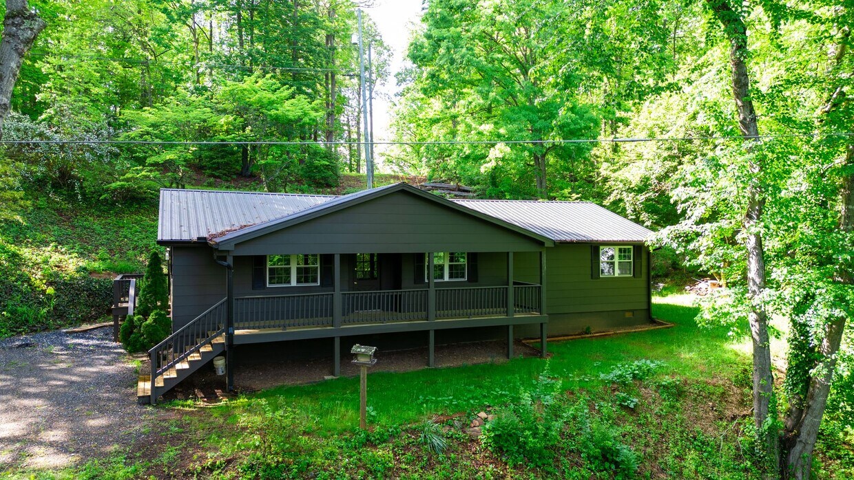 Foto principal - 3 Bedroom 2 Bath beautiful newly remodeled...