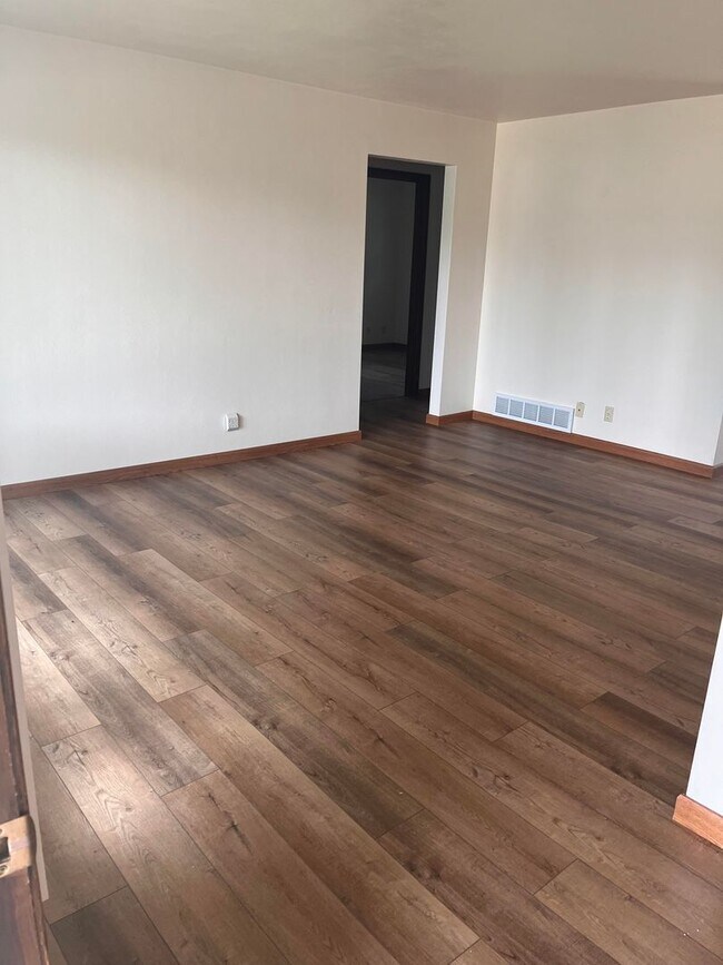 Building Photo - 443