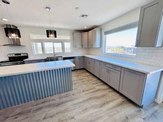 Foto del edificio - Gorgeous 3 bd, 2.5 ba on 1 acre