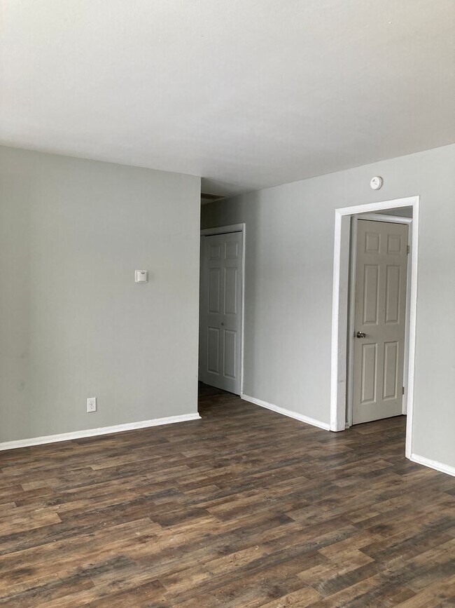 Building Photo - Spacious 3 bedroom, 1 bath home in quiet n...