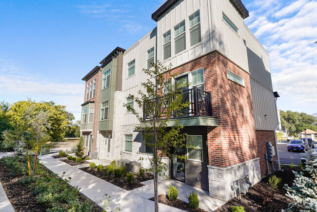 Building Photo - Current Townhomes