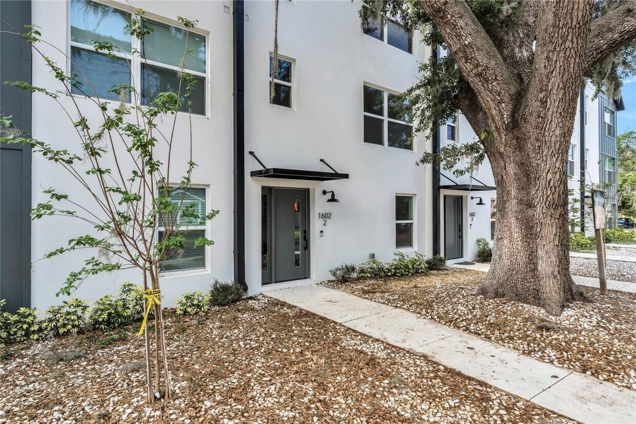 Foto principal - Available Now: 3-story townhome new constr...