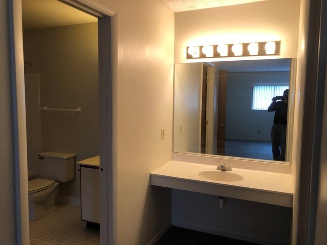 Tocador y baño extra - 171 Spring St