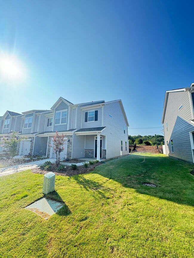 Building Photo - New 3bed/2.5ba Townhome in Huntersville cl...