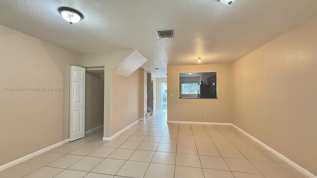 Foto del edificio - 6631 Winfield Blvd