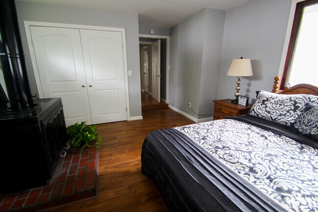 Mast Bed - 111 W Delaware Ave