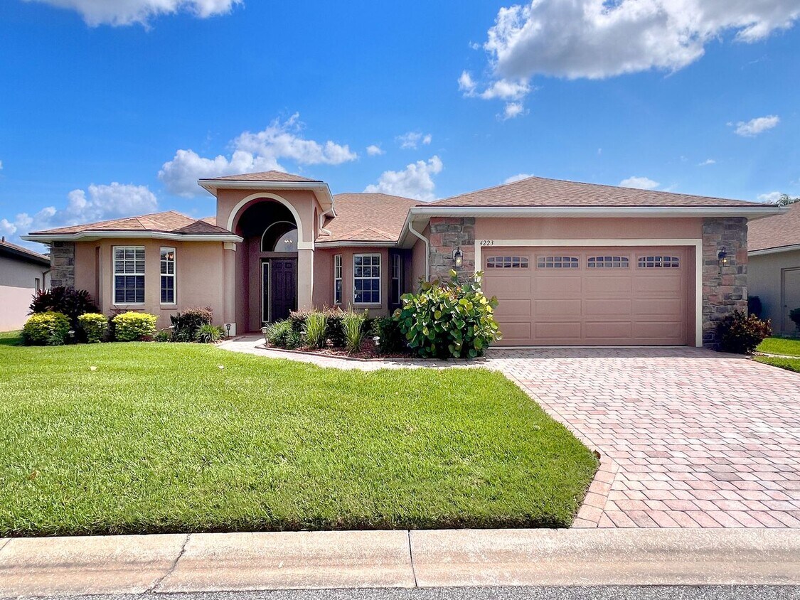Foto principal - Lakefront 3-Bedroom, 2-Bathroom Home in La...