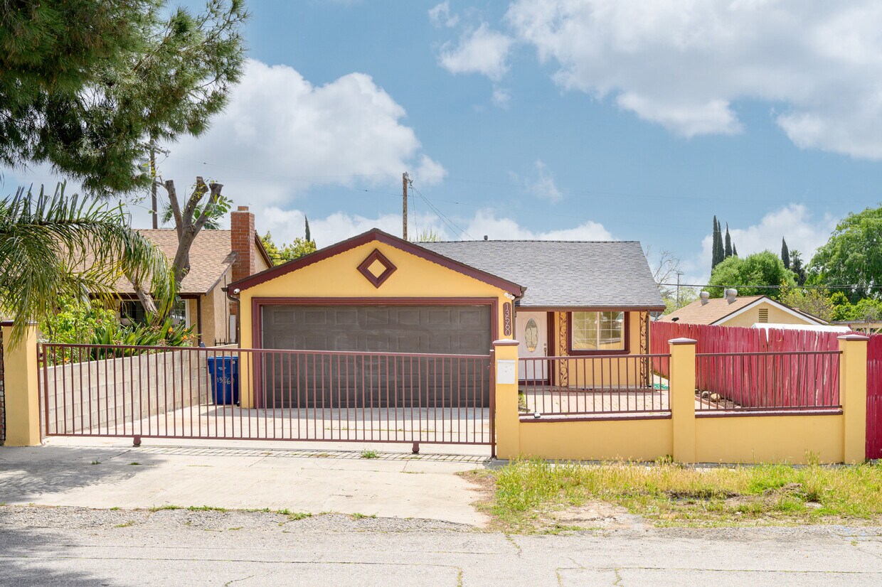 Primary Photo - 13560 Dyer St